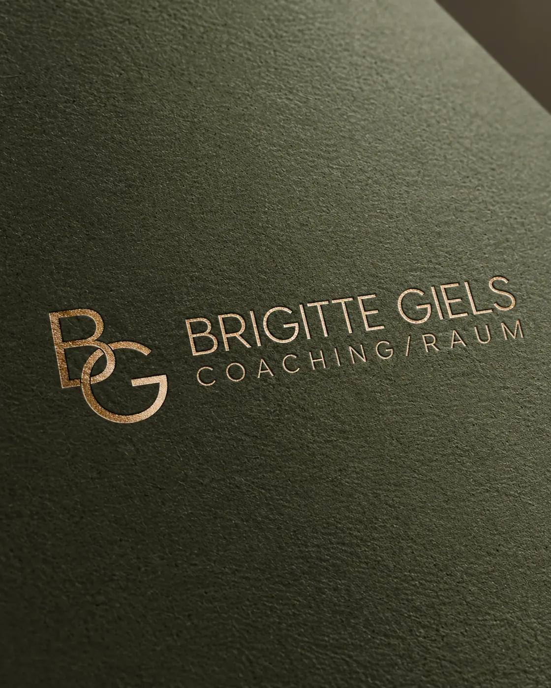 BG Coaching/Raum Logo in Gold auf olivgrünem Karton
