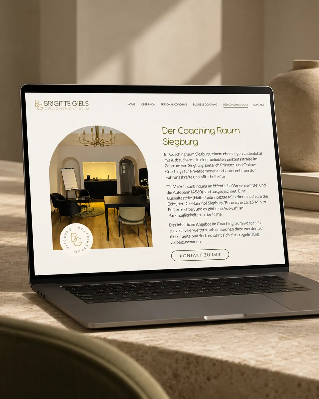 Website von BG Coaching/Raum auf einem Laptop