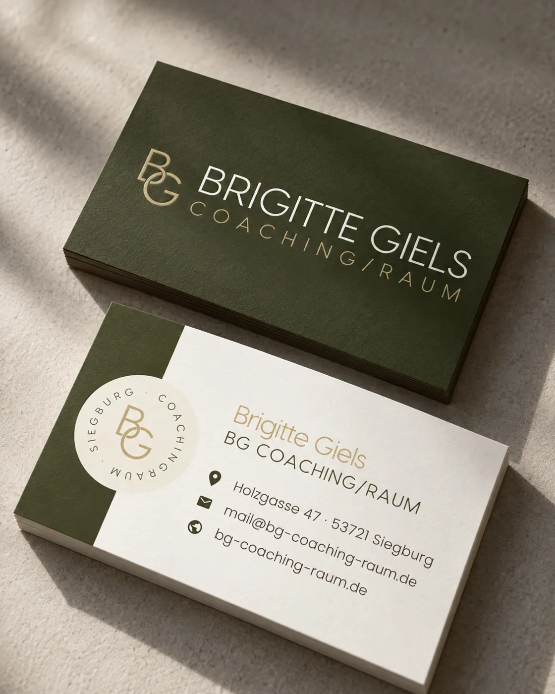 Olivgrüne und cremefarbene Visitenkarten von BG Coaching/Raum