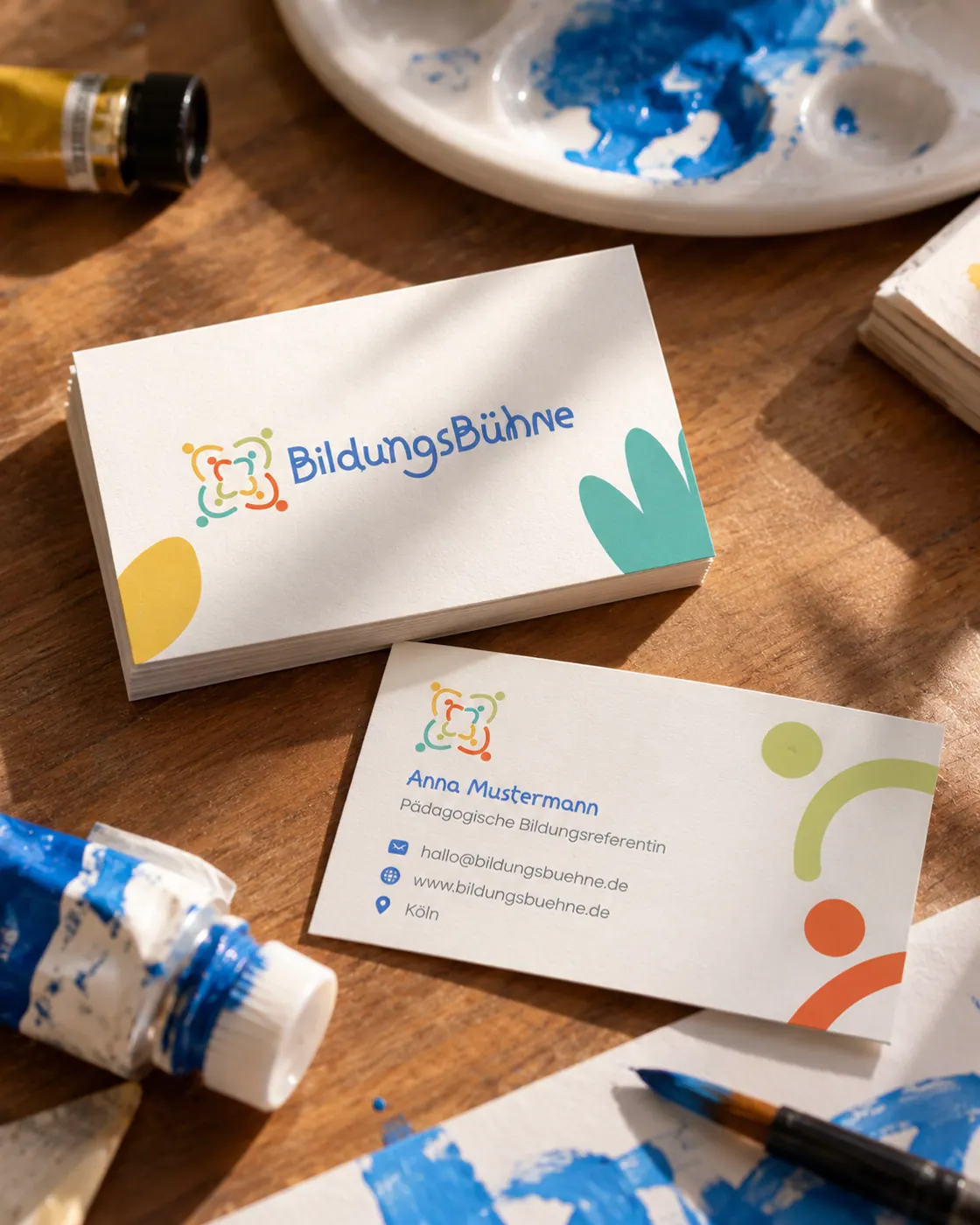 BildungsBühne Visitenkarten zwischen Farben und Pinseln