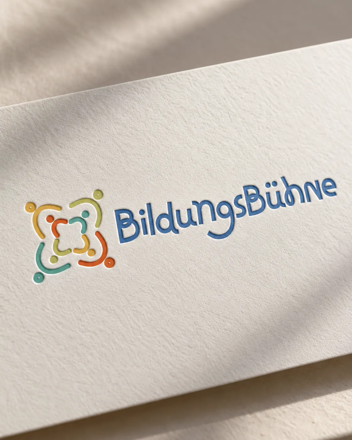 BildungsBühne Logo mit Prägung auf hellem Papier