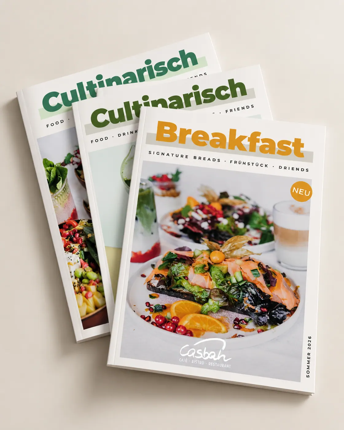 Gestapelte Casbah Speisekarten im Magazin-Format