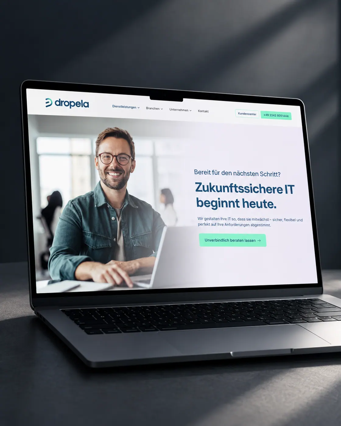 Website von Dropela IT auf einem Laptop