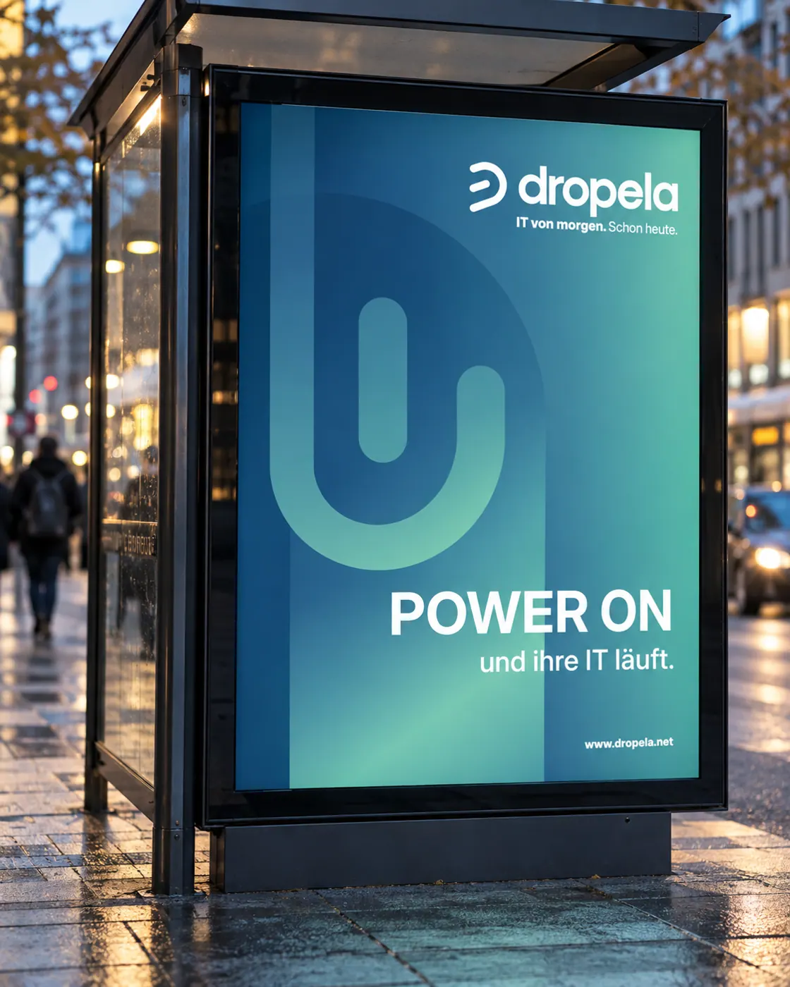 Dropela Plakat Power On in einer Bushaltestelle