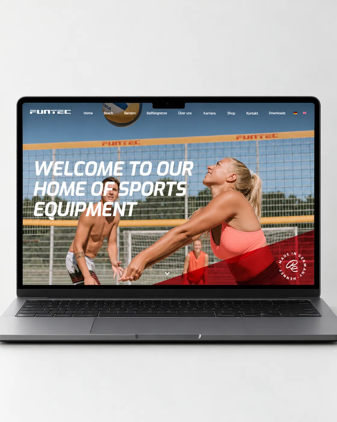 Funtec Sport-Website auf einem Laptop am Strand