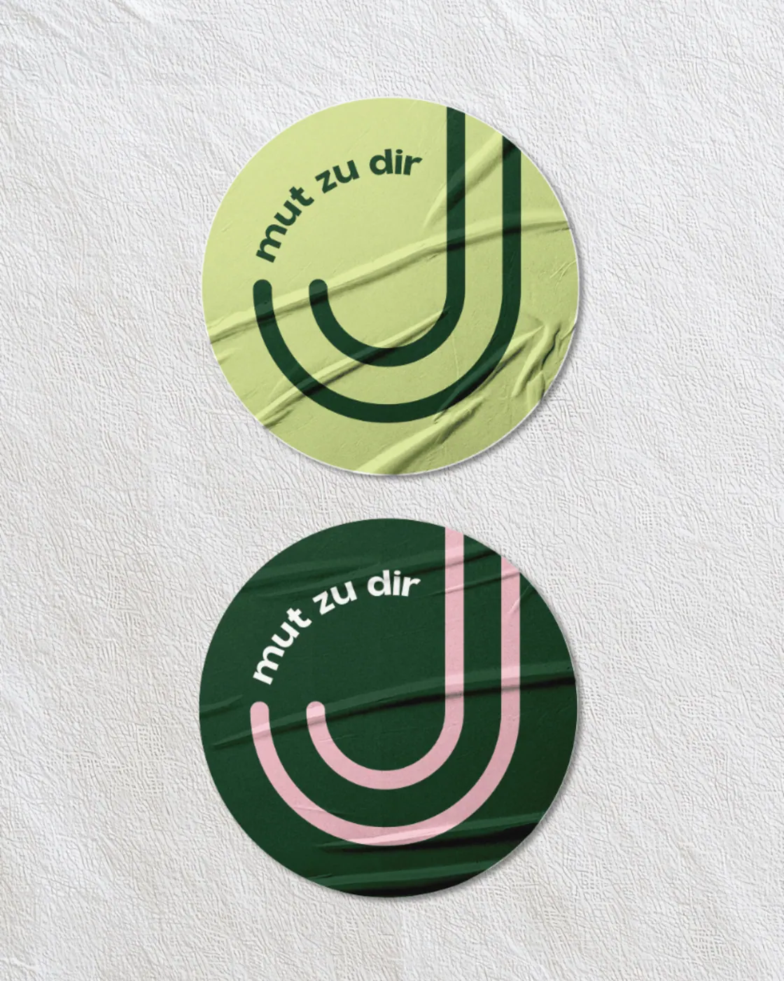 Zwei Sticker mit Jana Janssen Logo und dem Claim mut zu dir