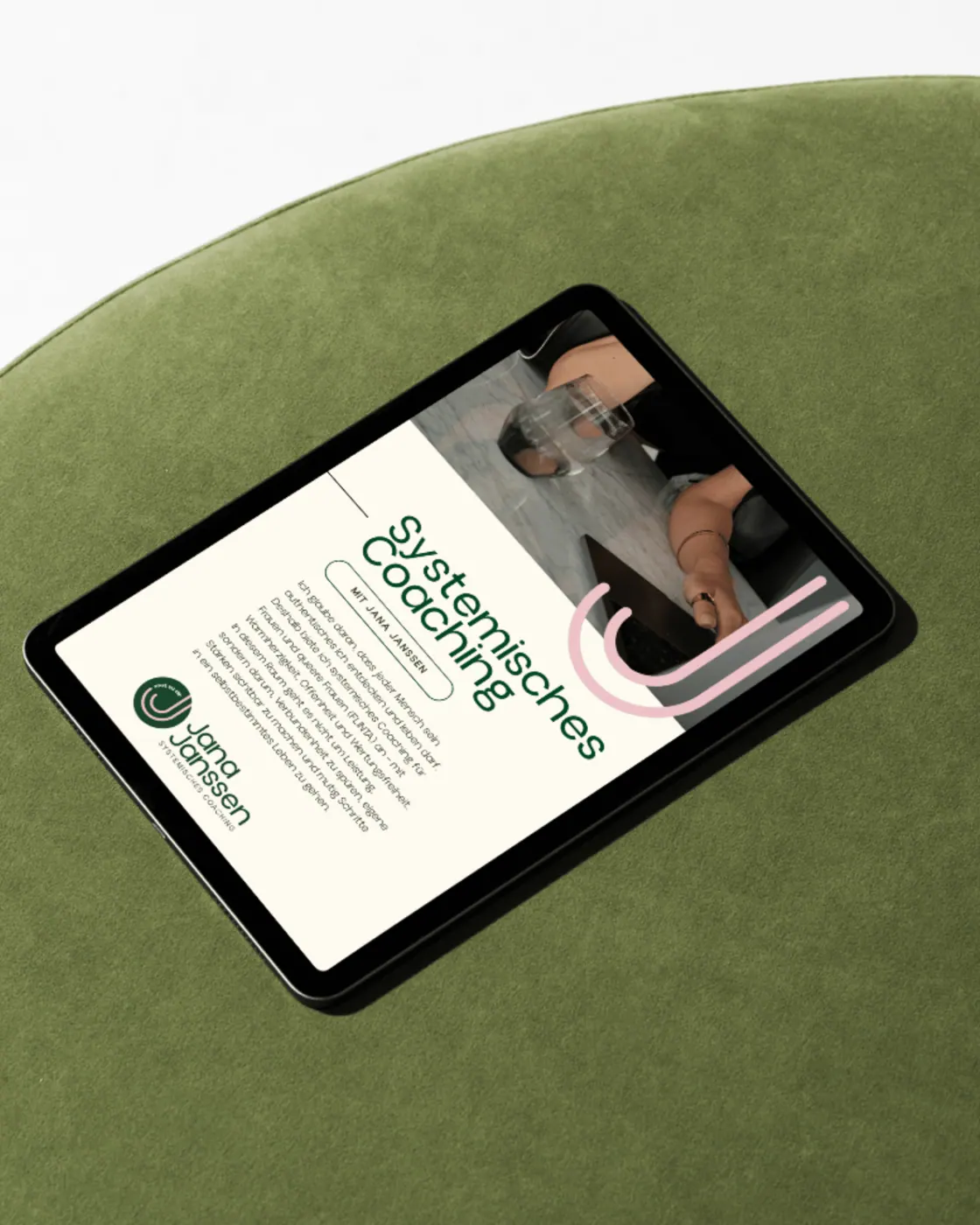 Jana Janssen Unterlagen auf einem Tablet