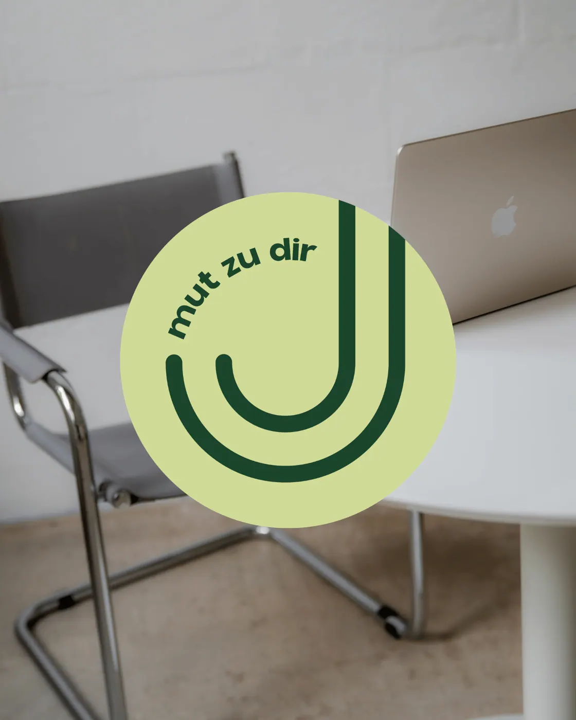 Jana Janssen Sticker mut zu dir auf einem Stuhl
