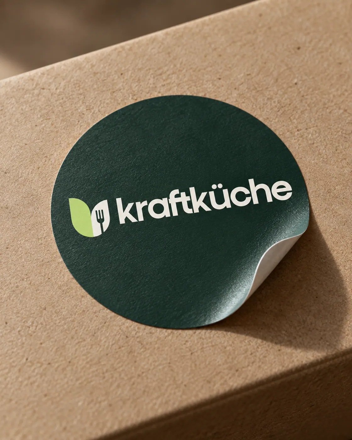Kraftküche Logo-Sticker auf Karton