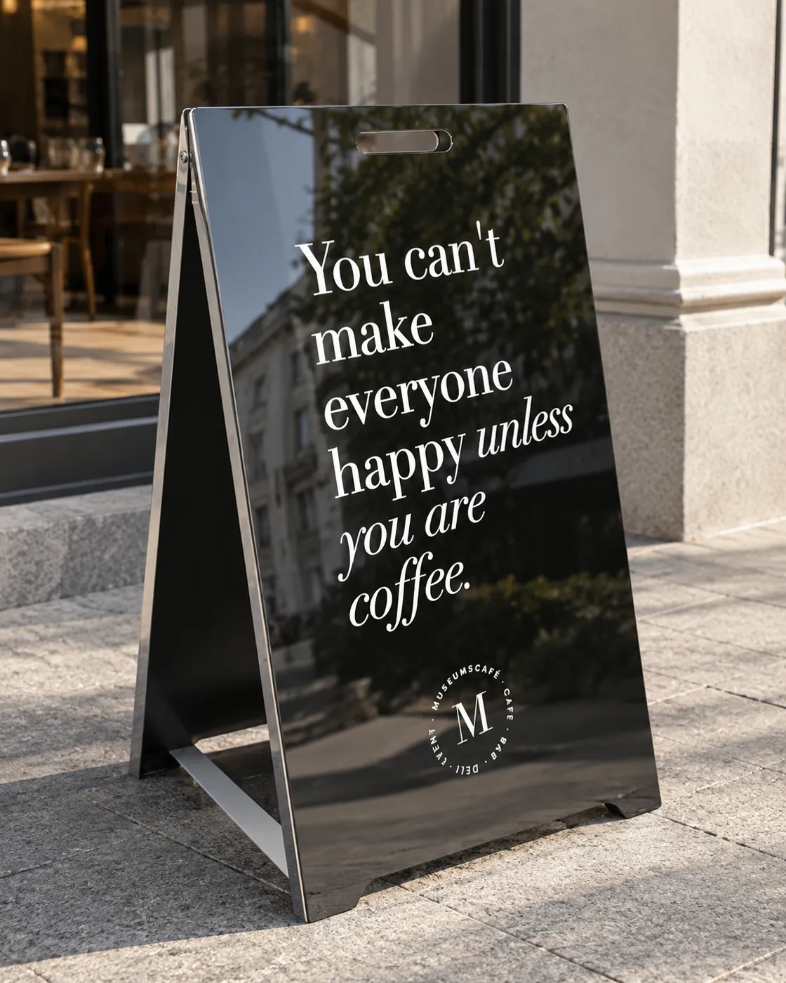 Kundenstopper des Museumscafés mit Kaffeezitat vor dem Eingang