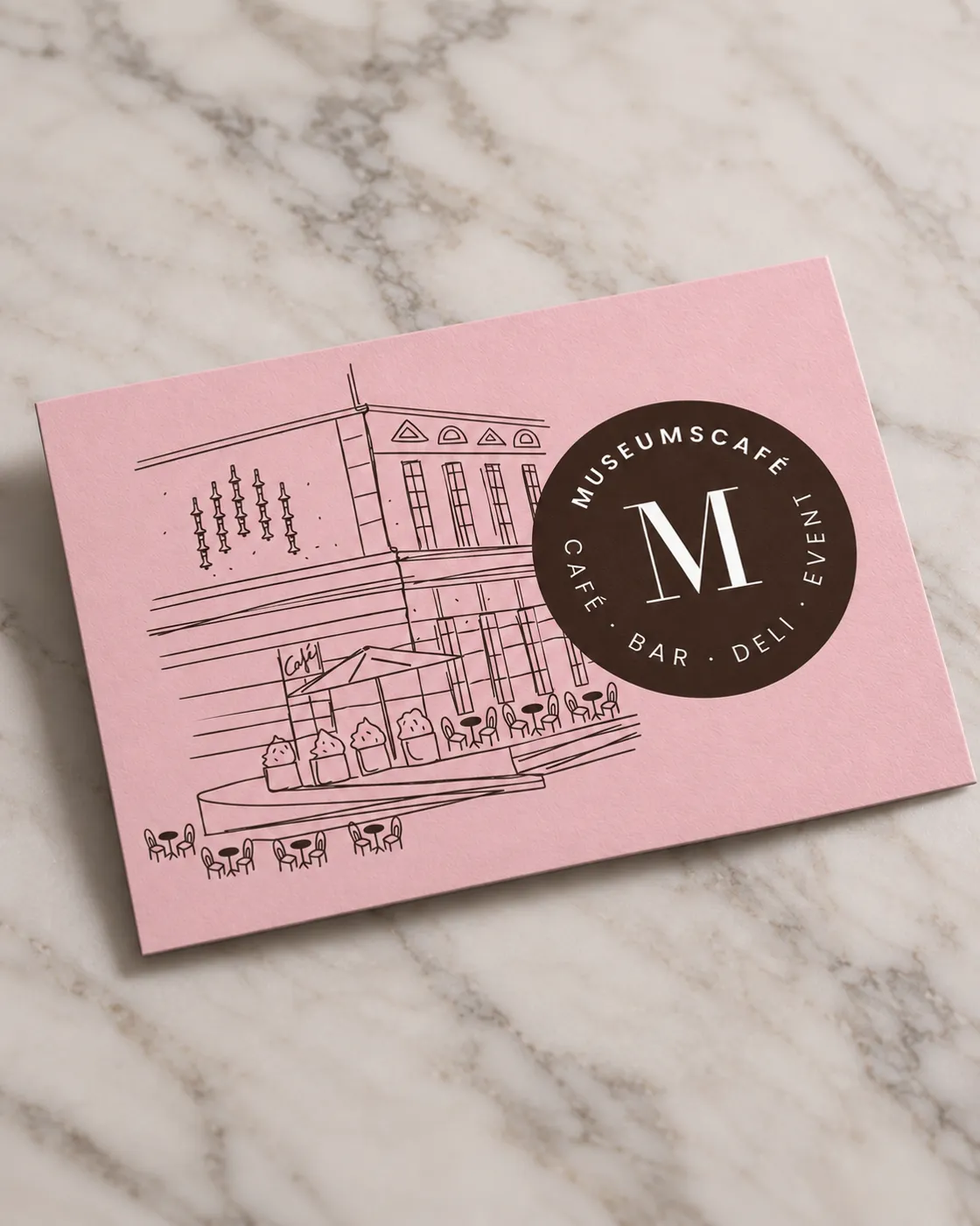 Rosa Postkarte des Museumscafés mit Logo-Emblem und Illustration
