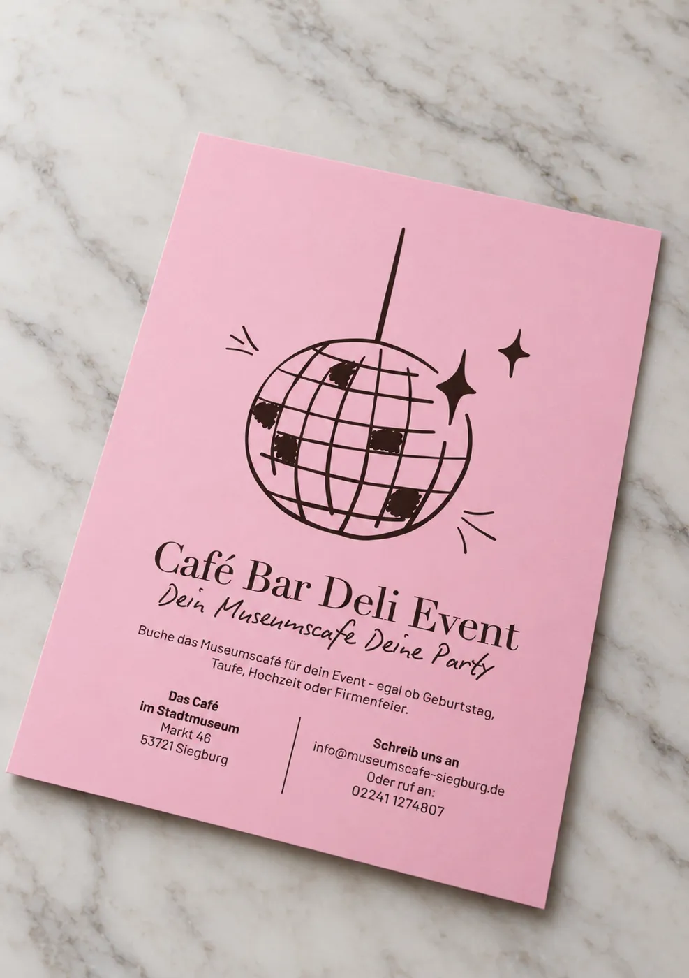 Rosa Event-Flyer Café Bar Deli Event mit Discokugel