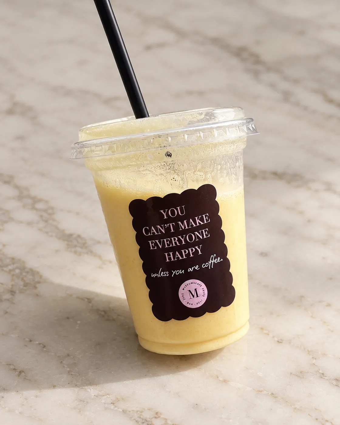 Smoothie-Becher mit Museumscafé-Label