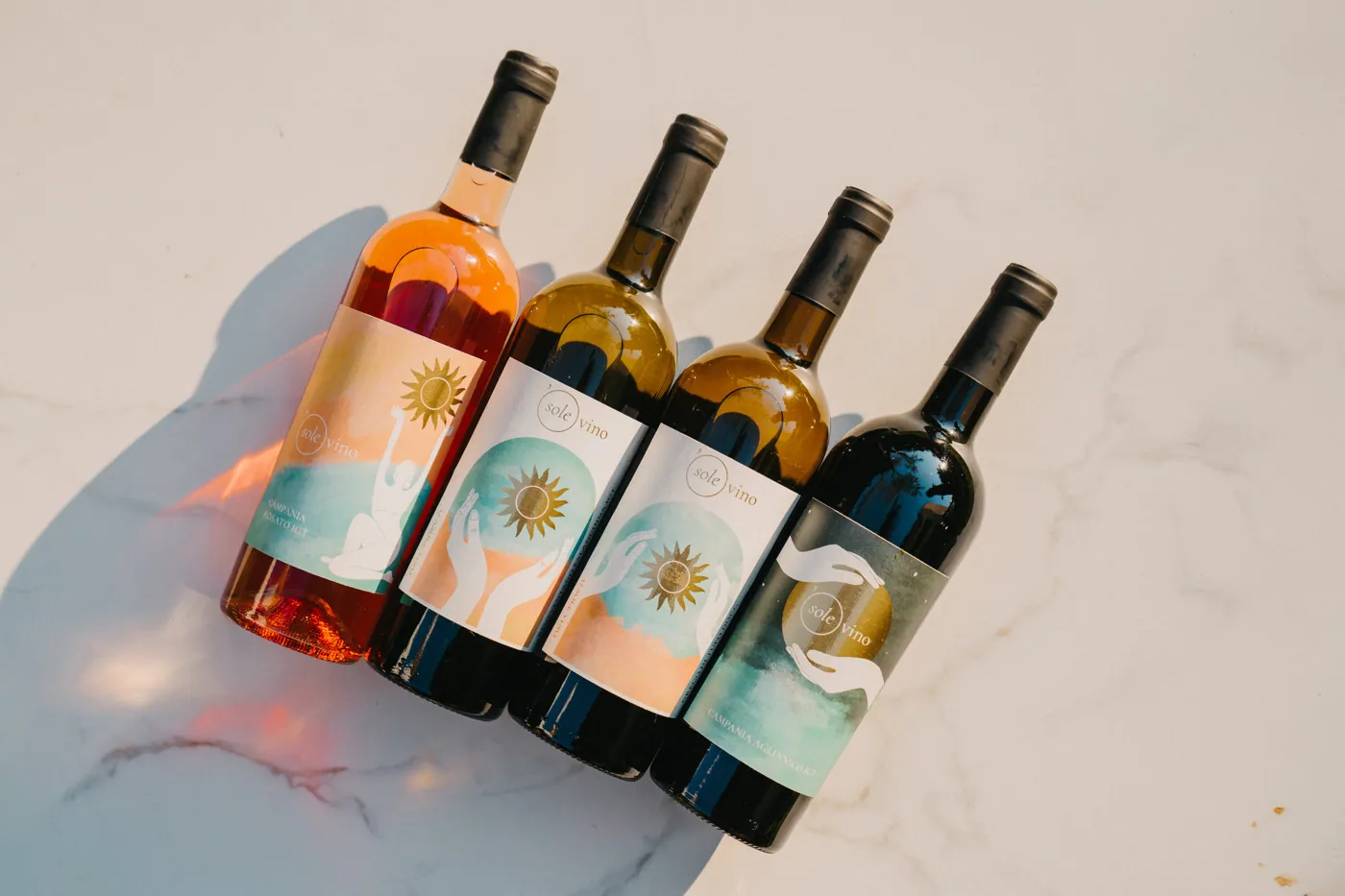 Vier Flaschen Sole Vino auf Marmor