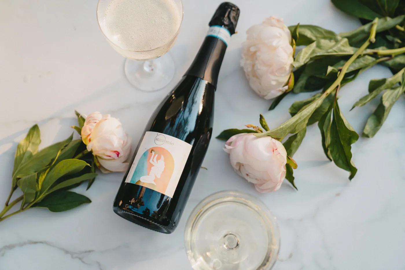 Sole Vino Flasche mit Pfingstrosen und Weingläsern
