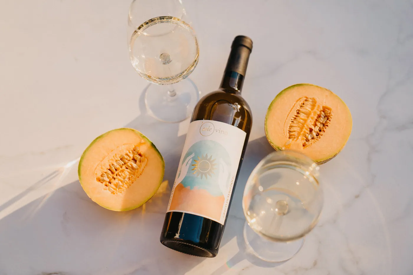Sole Vino Flasche mit Melone und Weingläsern
