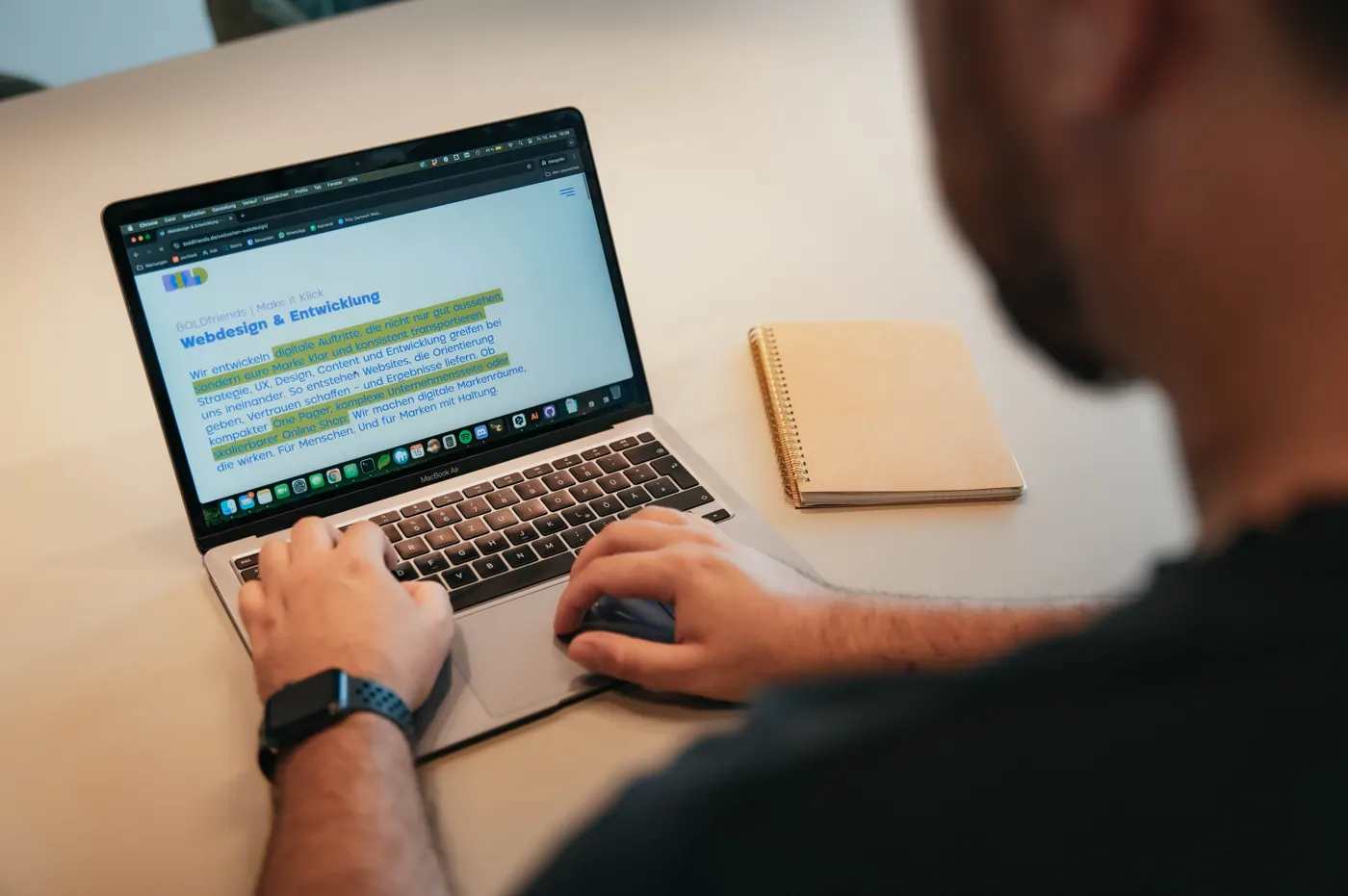 Arbeit am Laptop