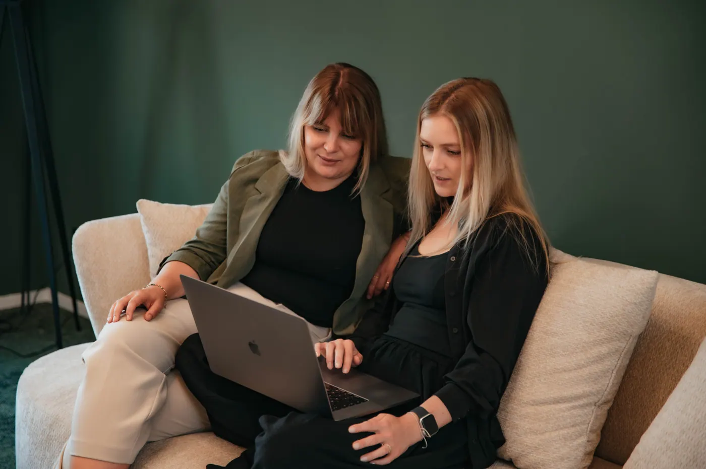 Gemeinsame Arbeit auf dem Sofa