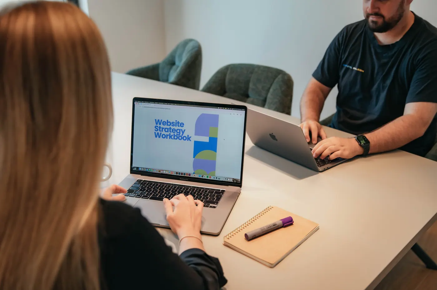 Abstimmung mit einem Kunden am Laptop
