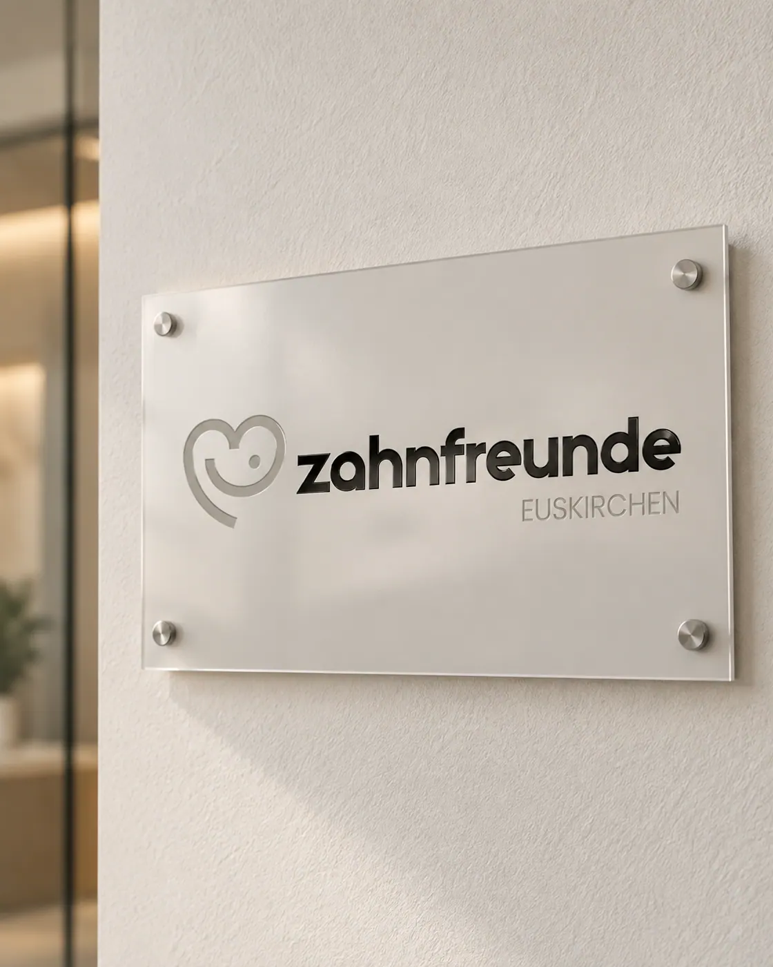 Praxisschild der Zahnfreunde Euskirchen aus Acrylglas