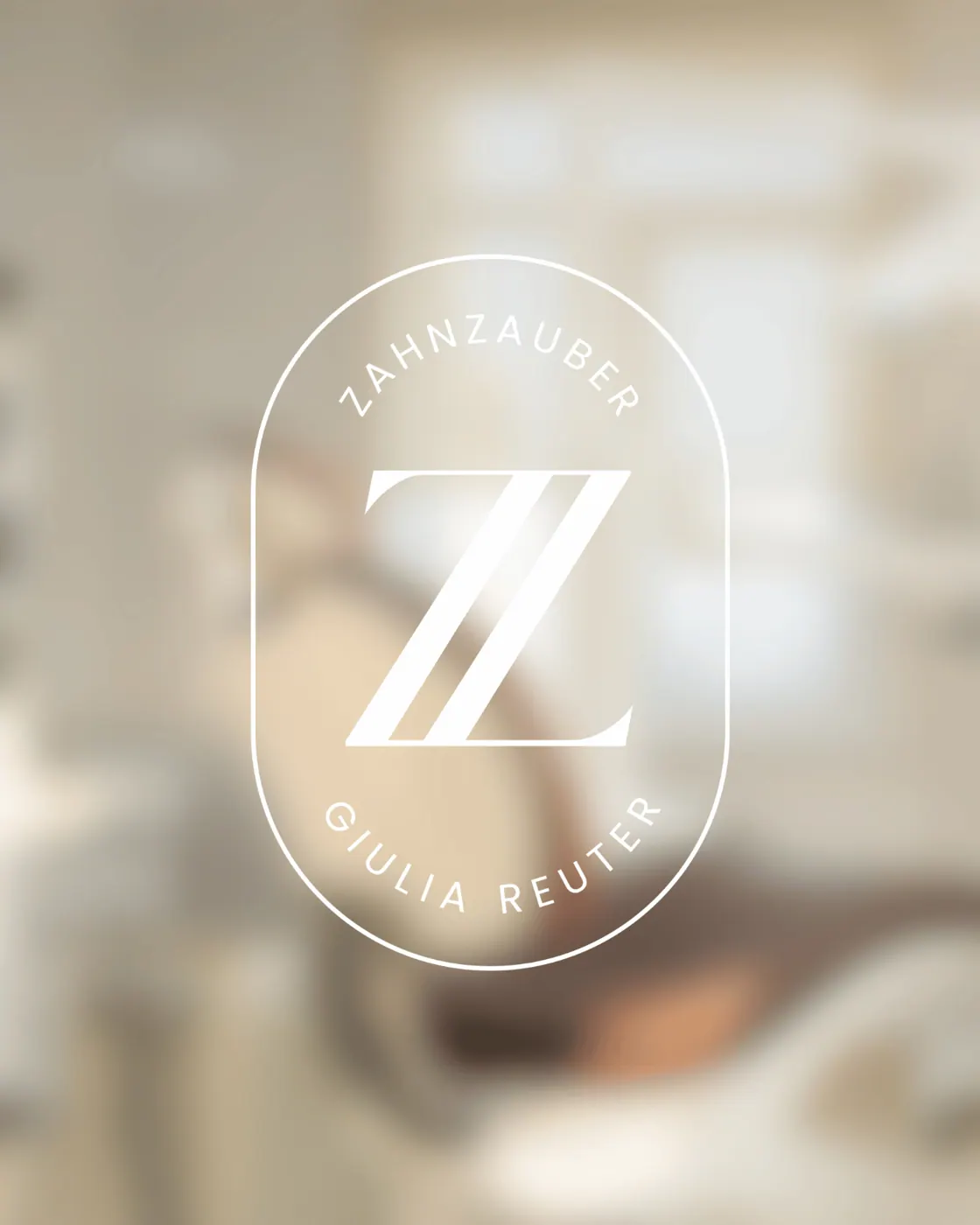 Rundes Zahnzauber Logo-Emblem an der Glastür der Praxis